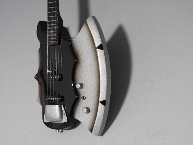 ミニチュア楽器 Axe Heaven Kiss ジーンシモンズモデル 公認ギター